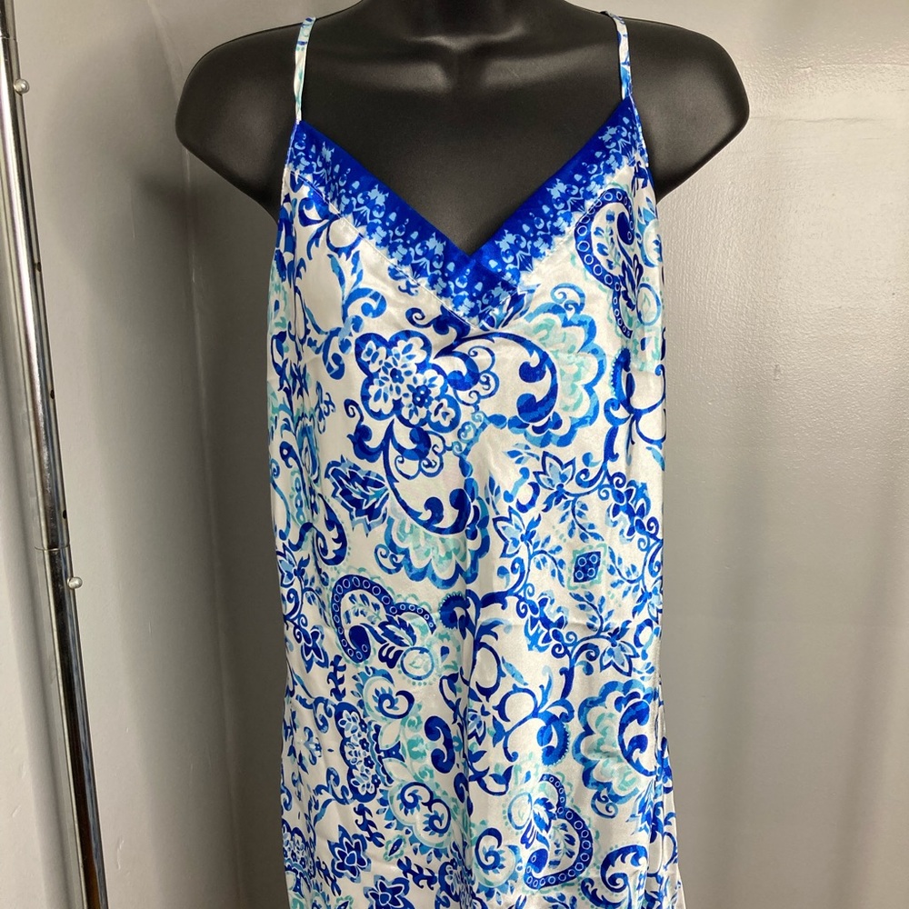 White and Blue Paisley Print Négligée